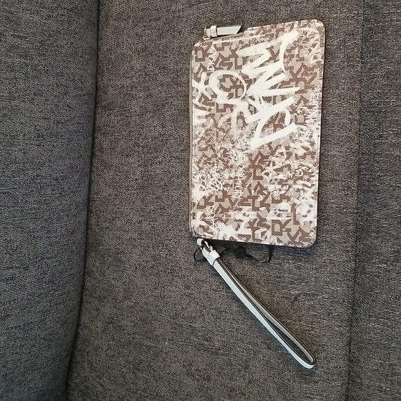 Brand new DKNY medium wristlet. Brown Graffiti pattern. Retails $78 - Picture 3 of 9